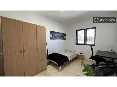 Pokój do wynajęcia w 4-pokojowym mieszkaniu w Las Palmas - Do wynajęcia