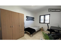 Room for rent in 4-bedroom apartment in Las Palmas - Под наем
