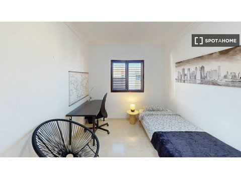Room for rent in 4-bedroom apartment in Las Palmas -  வாடகைக்கு 