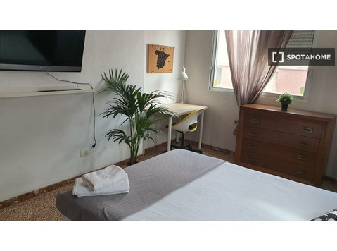 Room for rent in 5-bedroom apartment - De inchiriat