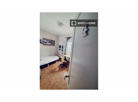 Room for rent in 5-bedroom apartment - Vuokralle