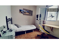 Chambre à louer dans un appartement de 5 chambres - À louer