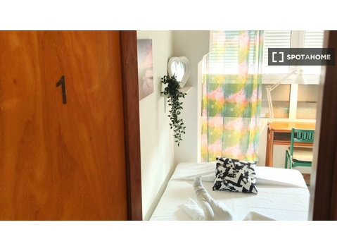 Camera in affitto in appartamento con 5 camere da letto - In Affitto