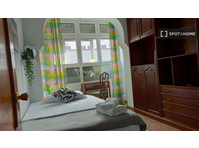 Camera in affitto in appartamento con 5 camere da letto - In Affitto