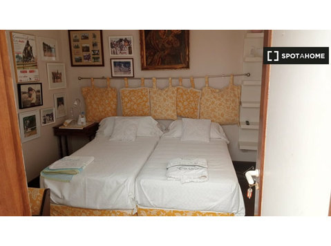 Rooms for rent in 3-bedroom apartment in Las Palmas - Aluguel