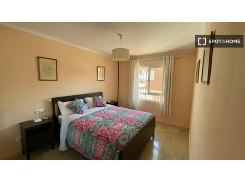 Room for rent in 3-bedroom apartment in Palma - Annan üürile