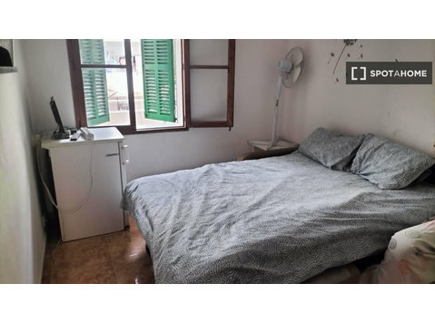 Pokój do wynajęcia w mieszkaniu z 3 sypialniami w Palma - Do wynajęcia