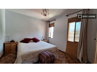 Room for rent in 4-bedroom house - Na prenájom