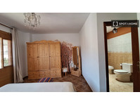 Room for rent in 4-bedroom house - For Rent