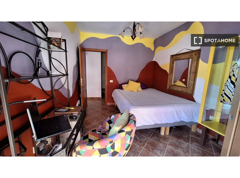 Room for rent in 4-bedroom house - Izīrē