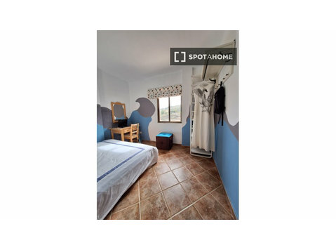 Room for rent in 4-bedroom house - Disewakan