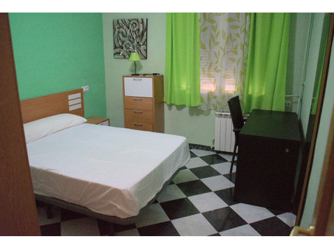 Room in Calle de Camino Cañete, Cuenca for 90 m² with 3… - Apartamente