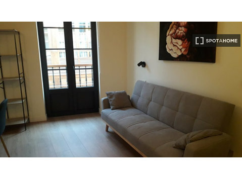 Chambre à louer dans un appartement de 10 chambres à Oviedo - À louer