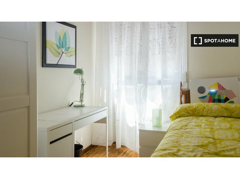 Room for rent in 5-bedroom apartment in Oviedo - الإيجار