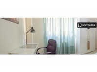 Room for rent in 5-bedroom apartment in Oviedo - 空室あり