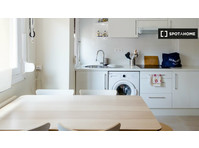 Room for rent in 5-bedroom apartment in Oviedo - Til leje