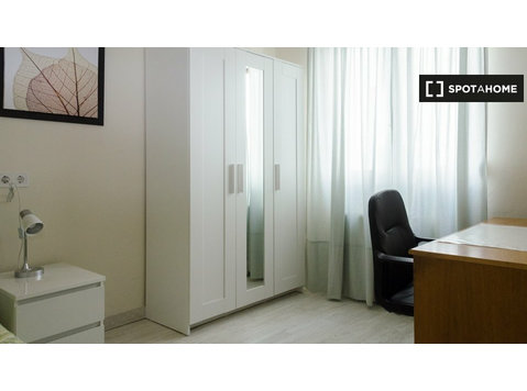 Room for rent in 5-bedroom apartment in Oviedo - За издавање