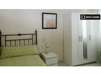 Chambre à louer dans un appartement de 5 chambres à Oviedo - À louer