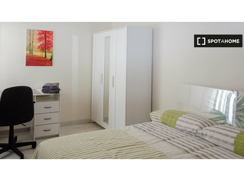 Room for rent in 5-bedroom apartment in Oviedo - 出租