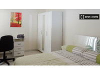 Room for rent in 5-bedroom apartment in Oviedo - 임대