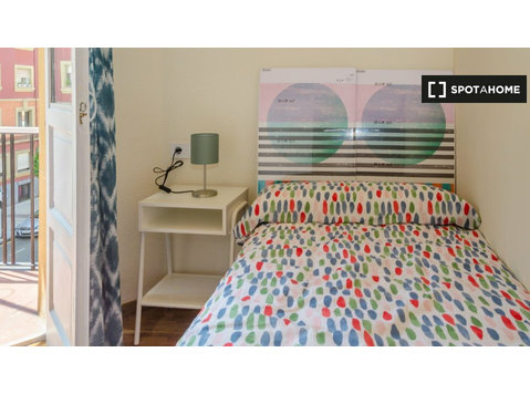 Room for rent in 5-bedroom apartment in Oviedo - الإيجار