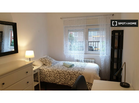 Room for rent in a 3-bedroom apartment in Oviedo - 임대