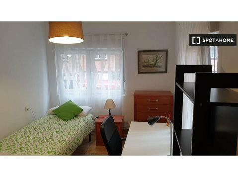 Se alquila habitación en piso de 3 habitaciones en Oviedo - Alquiler