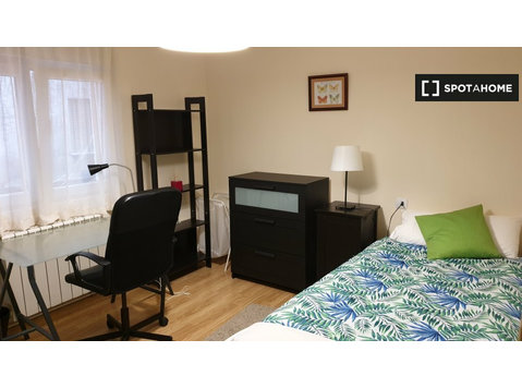 Room for rent in a 3-bedroom apartment in Oviedo - الإيجار