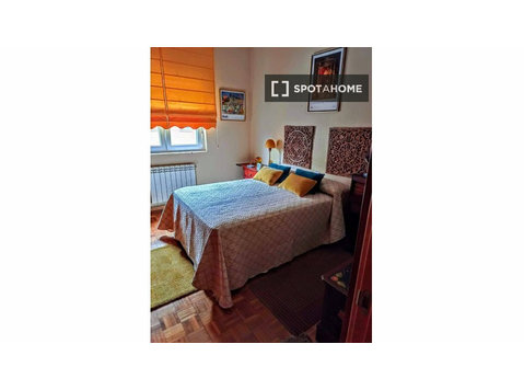 Room in shared apartment in Oviedo - Aluguel