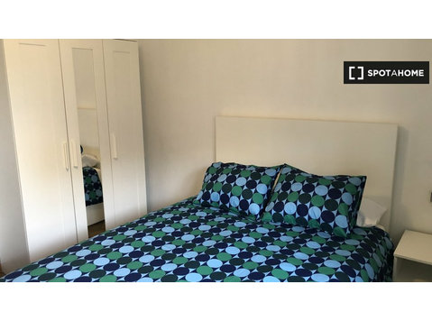 Rooms for rent in 4-bedroom apartment in Oviedo - 出租