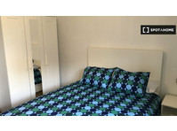Rooms for rent in 4-bedroom apartment in Oviedo - De inchiriat