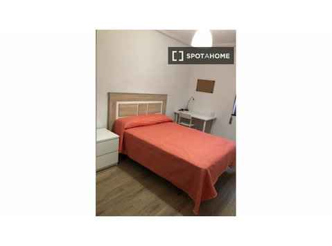 Rooms for rent in 4-bedroom apartment in Oviedo - השכרה