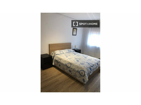 Rooms for rent in 4-bedroom apartment in Oviedo - برای اجاره