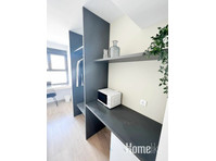 DELUXE-Zimmer mit eigenem Bad in einem Studentenwohnheim in… - WGs/Zimmer