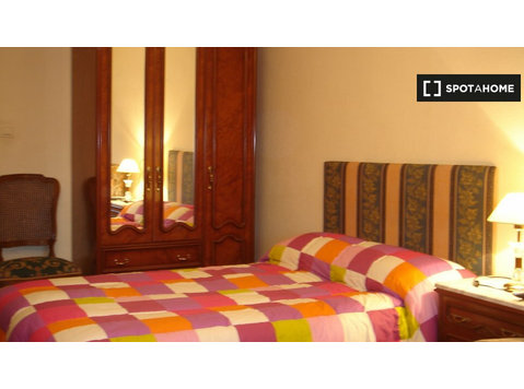 Salamanca'da 5 Yatak Odalı Dairede Güzel Oda - Kadın - Kiralık