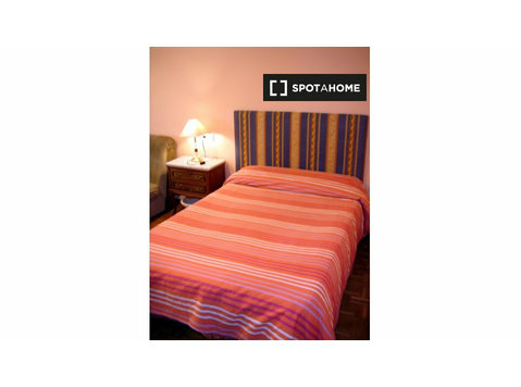 Cozy Room for rent in Salamanca - Females - De inchiriat