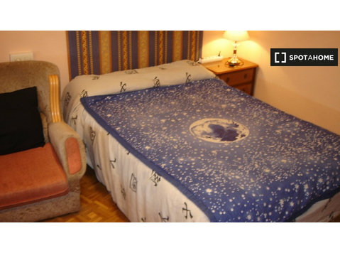 Cozy Room in 5-bedroom apartment  in Salamanca - Females - 임대