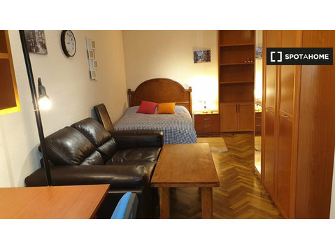 Cozy single room in the center of Salamanca - Females - Til leje