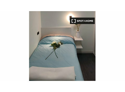 Room for rent in 4-bedroom apartment for rent in Salamanca - Til Leie