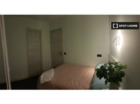 Room for rent in 4-bedroom apartment for rent in Salamanca -  வாடகைக்கு 