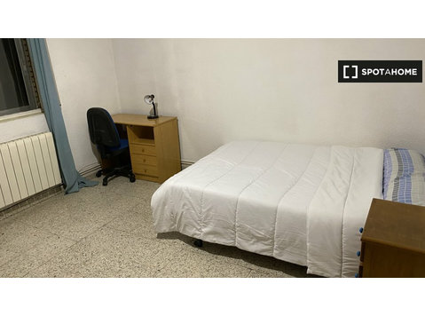 Room for rent in 4-bedroom apartment in Salamanca - کرائے کے لیۓ