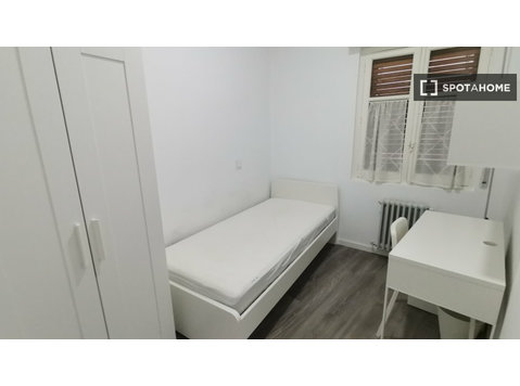 Room for rent in 4-bedroom apartment in Salamanca - الإيجار