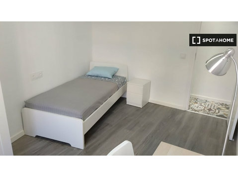Room for rent in 4-bedroom apartment in Salamanca - Aluguel