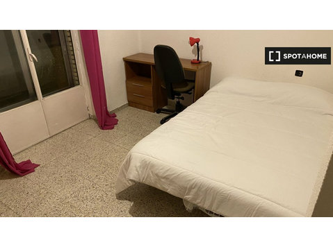 Room for rent in 4-bedroom apartment in Salamanca - K pronájmu