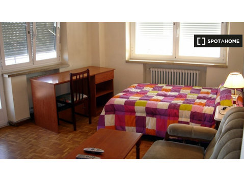 Room for rent in 5-bed apartment in Salamanca - Females - For Rent