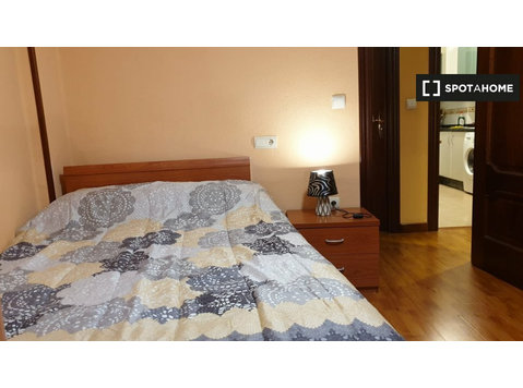 Room for rent in 5-bedroom apartment in Salamanca - Females - השכרה