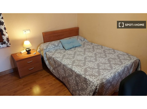 Room for rent in 5-bedroom apartment in Salamanca - Females - За издавање