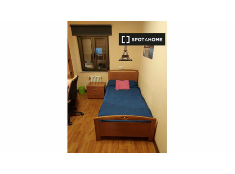 Room for rent in 5-bedroom apartment in Salamanca - Females - 임대