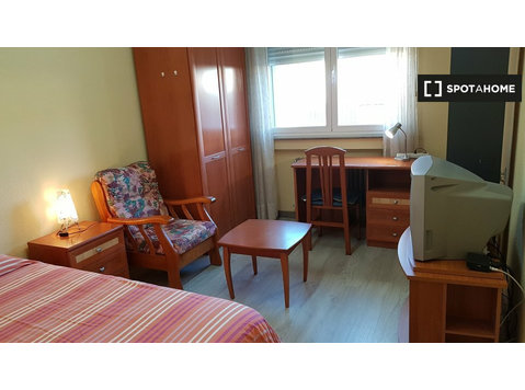 Rooms for rent in 4-bedroom apartment in Salamanca - Females - For Rent