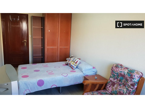 Rooms for rent in 4-bedroom apartment in Salamanca - Females - Til leje